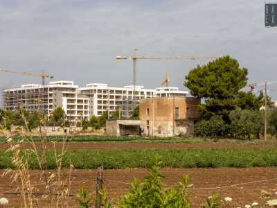 Simile visuale la si ha guardando verso San Pasquale, l� dove alle spalle di un silente e antico edificio su due piani il panorama � occupato da bianchi palazzoni in costruzione...